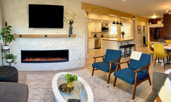 Chilliwack Proper Village West House | White Stone Suite, 2BRM, Cozy Fireplace, Open Concept, Pet-Friendly