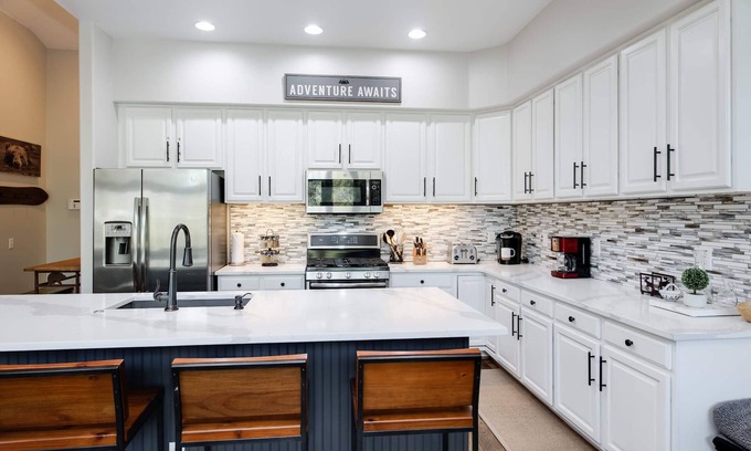 Peak 8 House | White Wolf Adventure Awaits Townhome: Private Hot Tub