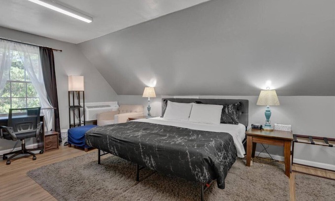 Chapel Hill Apartment | WhiteOak Studio @ Patterson Place/1Gig AT&T Fiber