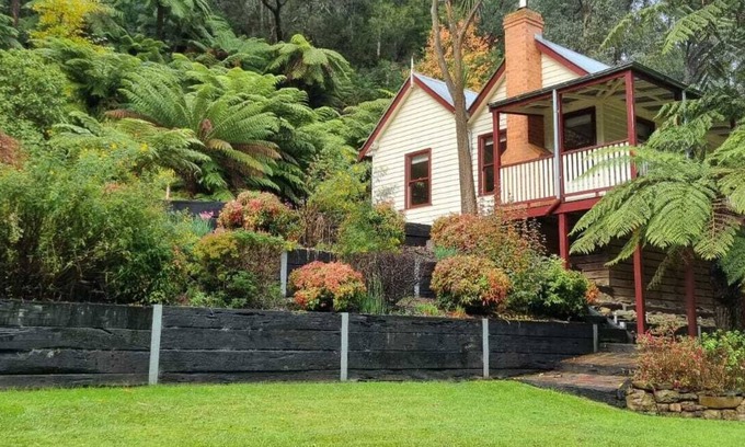 Walhalla House | Whitlow Manor. Cosy Family Stay. Woodfire. Walk to Town