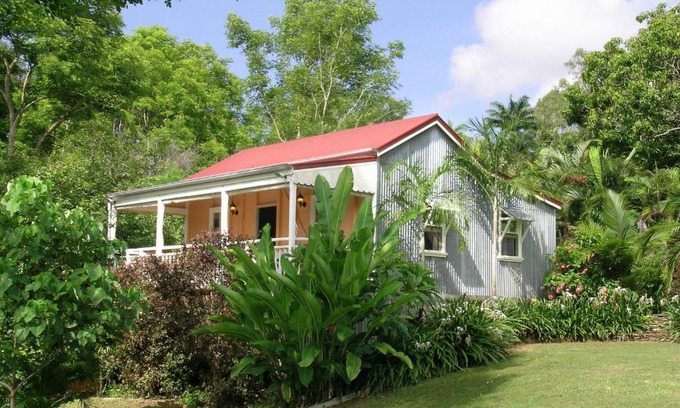 Airlie Beach House | Whitsunday Heritage Cane Cutters Cottage