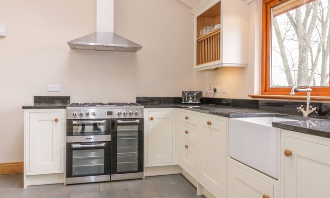 Chirnside Cottage | WHITTADDER LODGE, pet friendly, with a garden in Chirnside