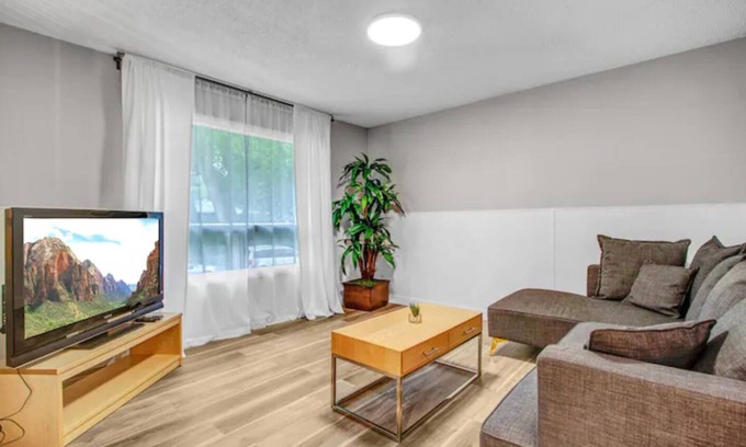 North Central Edmonton House | WHOLE DUPLEX! 6-bedrooms located near River Valley 10173