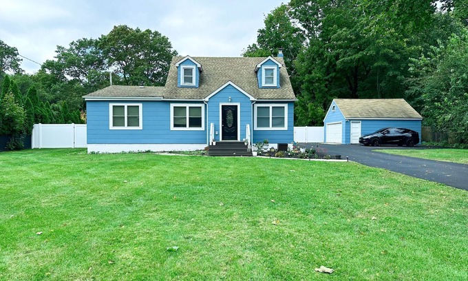 Nesconset House | Whole home SmartTV pet friendly King bed