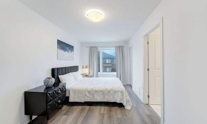 Paris House | Whole House 4 BR 3.5 WR, 2 km to H.W 403 & Downtown