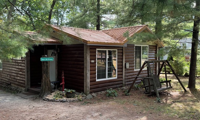 Oxford Cabin | WI Dells- full Rec lake,swim,boat,ski,UTV,fish,BBQ,Private,sauna,fire pit,hiking