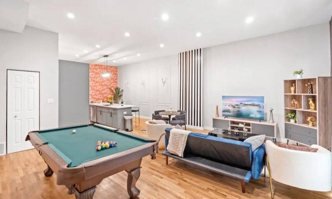 Bucktown Apartment | Wicker Park-AMENITIES,FREE WINE BOTTLE, LAUNDRY IN-UNIT, 2BDRM, POOL TABLE,+MORE