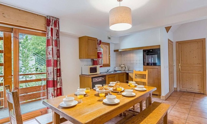 Vaujany Apartment | Wifi, 50m from ski lifts, fitness, swimming pool, sauna, hammam, balcony, parking, tv, 44-47m²
