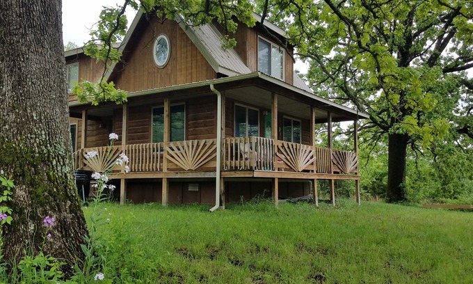 Dora Ski Chalet | WIFI! Big Oak Cabin, ozarks, hot tub, rivers!