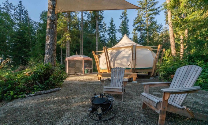 Black Creek RV Rental | Wild Rose Lake Front Glamping and Sauna - Dog friendly Site!