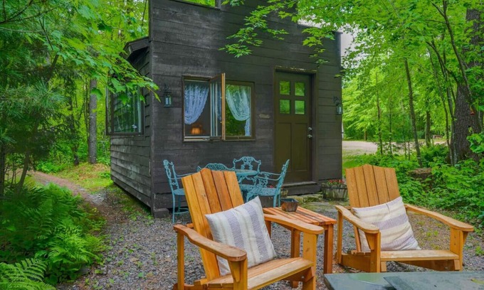Pine City House | Wild West Tiny Hotel in nature with breakfast,spa!