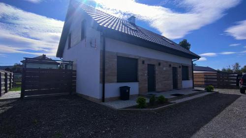 Wadowice Apartment | Willa Karo dom bliźniak 7-osobowy ZE STREFĄ BASENOWĄ w miejscowości Chocznia NIEDALEKO ZATORU I ENERGYLANDII