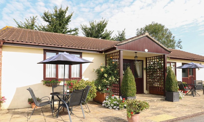 Wincanton Cottage | WILLOW BARN, family friendly, character holiday cottage in Wincanton