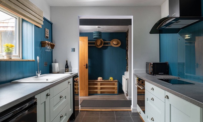 Gaerwen Cottage | Willow Cottage - a hot tub that sleeps 2 guests in 1 bedroom