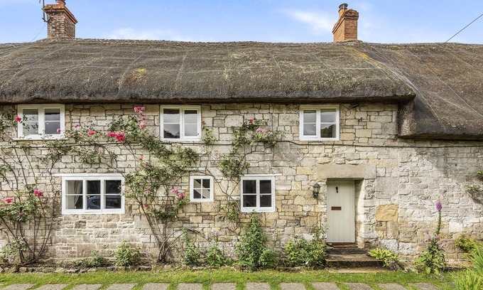 Chilmark Cottage | Willow Cottage is a beautiful thatched cottage with bags of character and charm