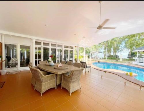 Kewarra Beach House | Willow Garden Stays Cairns - Beachfront 4 Bedroom Luxury Holiday Home