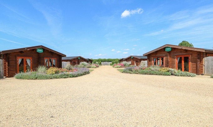 Castle Bytham Cottage | WILLOW LODGE, family friendly, with pool in Greetham, Rutland