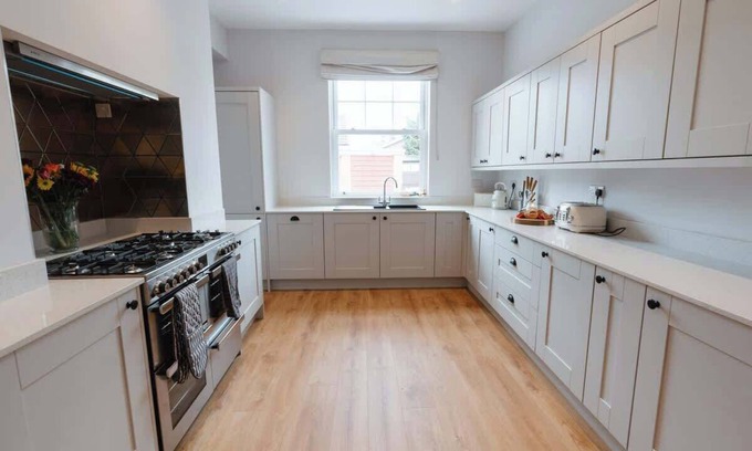 Kilham House | Willow Lodge with Hot Tub
