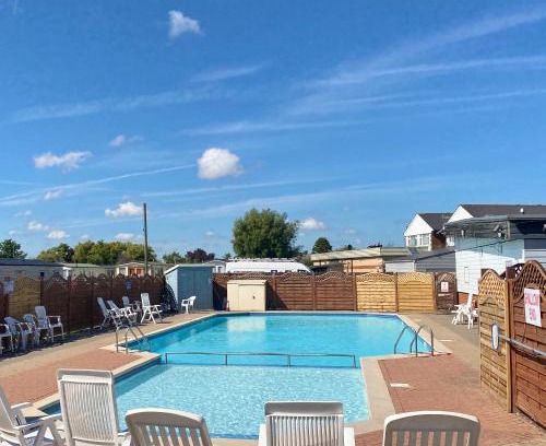 Icklesham Apartment | Winchelsea Beach Holiday Home - Pool & Beach