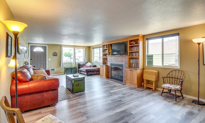 Winchester Bay House | Winchester Bay Vacation Rental Near Dunes & ATV!