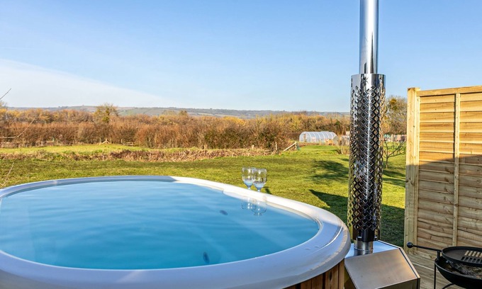 Wells Cabin | Windsor, Apple Tree Glamping - a chalet that sleeps 2 guests in 1 bedroom
