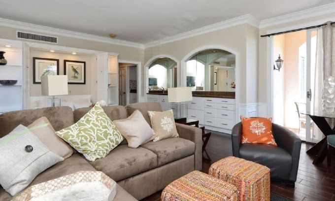 Osprey Apartment | Windsor Lodge Unit 10, Studio, close to the beaches, pool access