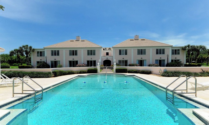 Osprey Apartment | Windsor Lodge Unit 18, studio, close to the beaches, pool access