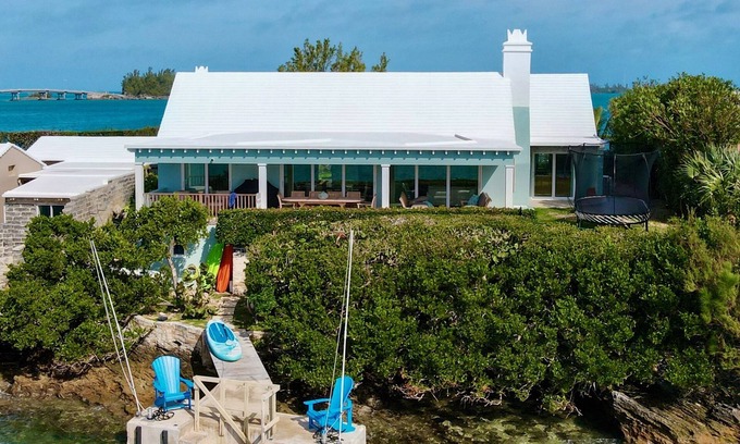 Sandys House | Windward Mark - Newly Renovated & Surrounded By Water