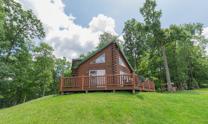 Crellin Cabin | Windy Acres: Lake Area, Dogs Welcome, Hot Tub, Fire Pit, Fireplace!