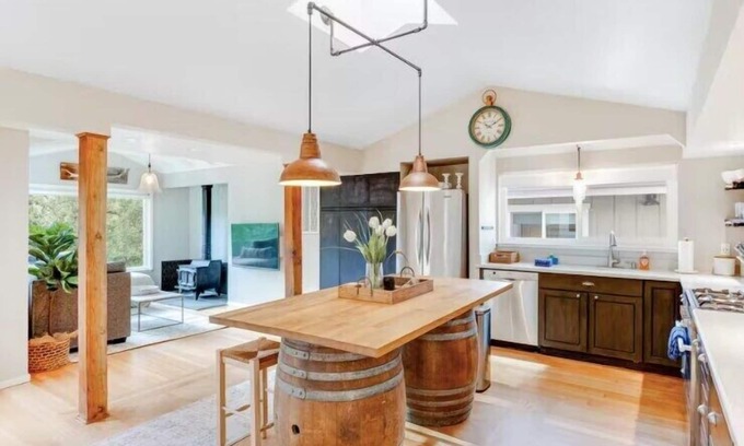Glen Ellen House | Wine Country Creekside Retreat With Hot Tub