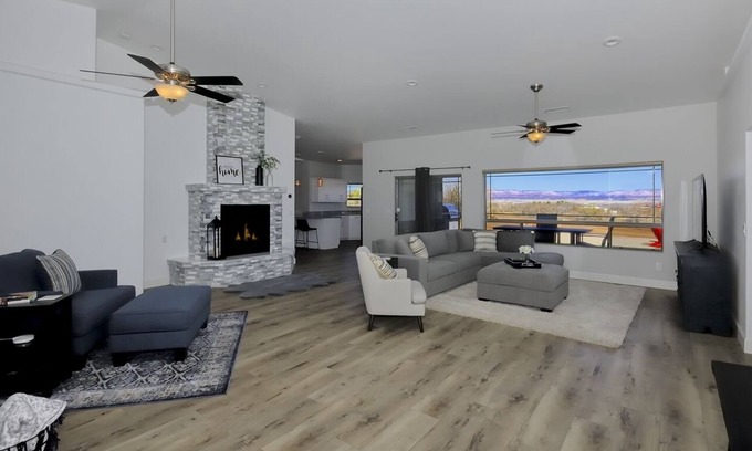 Cottonwood House | Wine Country+hike/dine/shop