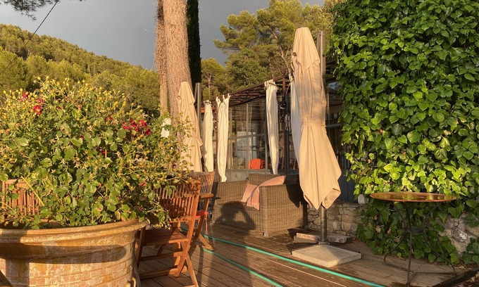 Le Beausset House | Wine property on a hill surrounded by vineyards and olive trees