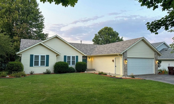 Winnebago House | Winnebago Spacious Home♥ Beautiful Kitchen LG Yard!