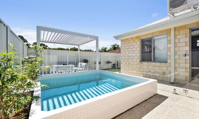 Mandurah House | Winter Family-Friendly Getaway | Sleeps 5 | Ping Pong | BBQ | Office Desk