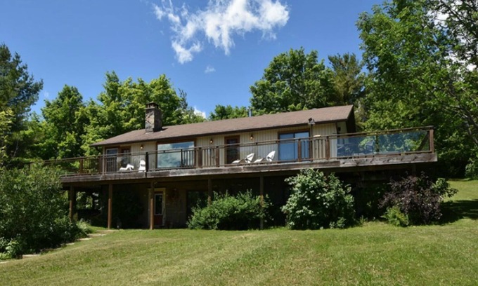 Mulmur House | Winter ski/summer tennis & 2 ponds on 30 wooded acres, 7 km S of Creemore.