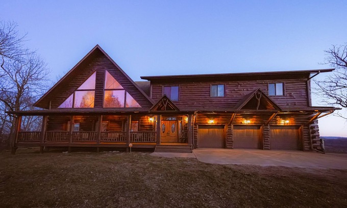 Cassville House | Wisconsin Log Cabin Lodge | Sleeps 16