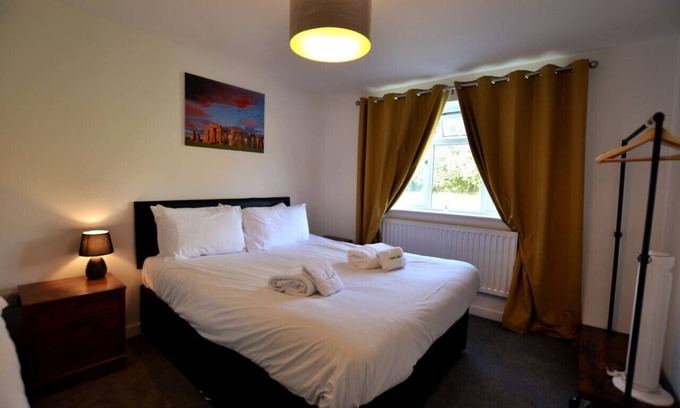 Salisbury House | Wisteria 2 bed House – Stayseekers