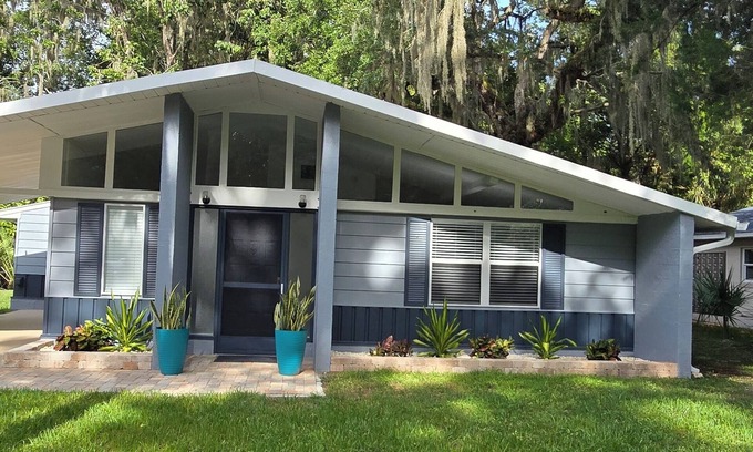 Yankeetown House | Withlacoochee River, boat dock available, pet friendly, 5 people.