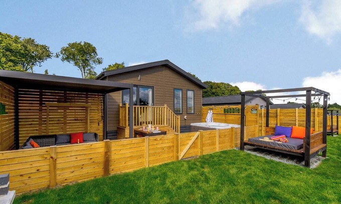 Raywell Ski Chalet | Wolds View Spa (Pet Garden)