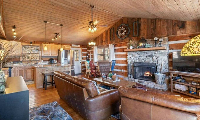 Wolf Laurel Cabin | Wolf Laurel Cabin near Big Bald. Long Range Views. Hike the Appalachian Trail.