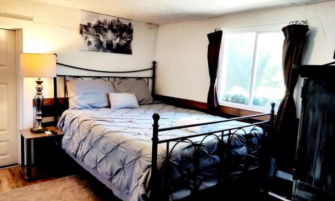 Noblesville House | Wolf's Cabin-Walk to Downtown Noblesville