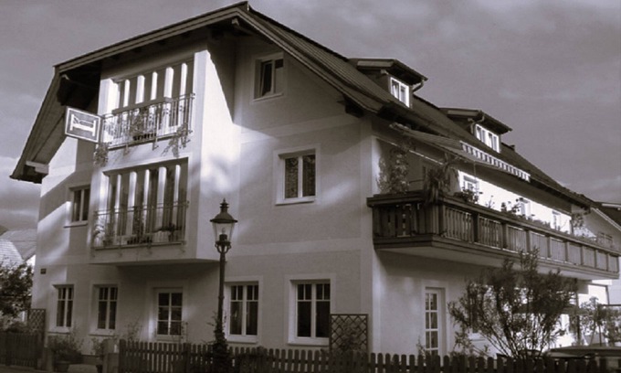 Strobl Apartment | WOLFGANGSEE, center, near the lake, jacuzzi, dog-friendly, SKY-TV,