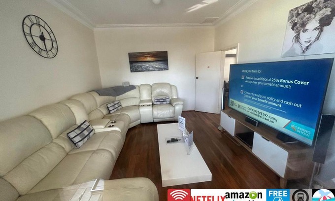 Wollongong CBD House | Wollongong station holiday house with Wi-Fi,75 Inch TV, Netflix,Parking,Beach