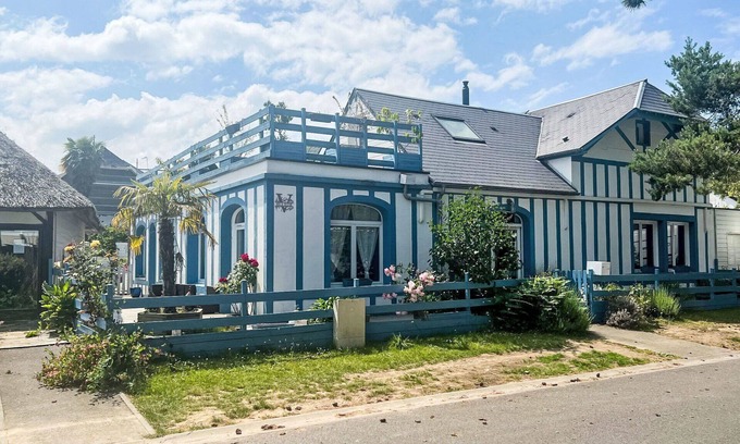 Merville-Franceville-Plage House | Wonderful private villa for 10 people with WIFI, TV, terrace, pets allowed and parking
