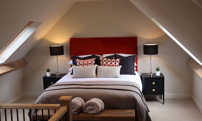 Quedgeley House | Wonderful villa for 2 guests with WIFI, terrace and pets allowed
