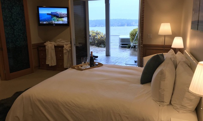 Northeast Bellevue Apartment | Wonderful 3-bd on lake. Perfect for business/couples/families + Peloton Bike