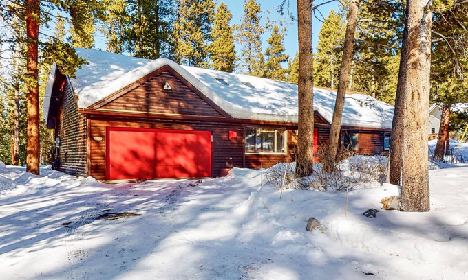 Blue River Cabin | Wonderful Getaway Near Town & Slopes W/Fast WiFi, Full Kitchen, Deck & More