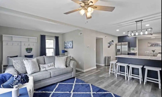 Wood Dale House | Wonderful in Wood Dale, right by ￼O’Hare airport!