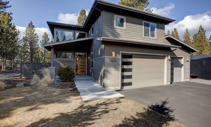 Westbrook Meadows House | Wonderful Modern Gem Near Trails & Mt Bachelor, Huge Deck, Hot Tub, Fireplace Gourmet Kitchen
