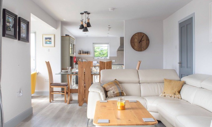 Dunvegan House | Wonderful private villa for 6 people with WIFI, TV and patio